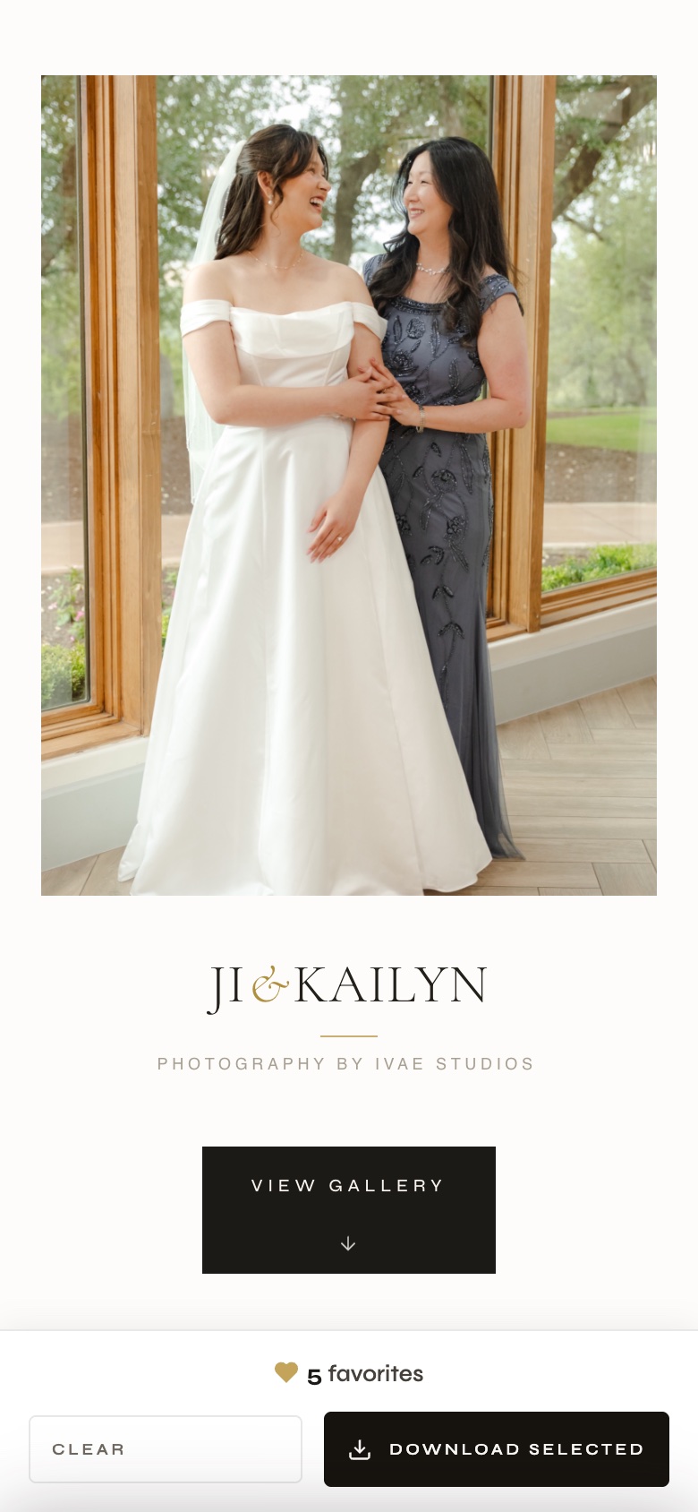 La galería JI & KAILYN abierta en un teléfono: la foto de portada, el nombre de la pareja y la firma Photography by IVAE Studios
